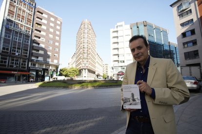 El periodista y escritor berciano, Carlos Fidalgo, presenta su nuevo libro 'La leyenda de la Ciudad del Dólar y el siglo del carbón'