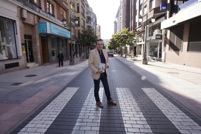 El periodista y escritor berciano, Carlos Fidalgo, presenta su nuevo libro 'La leyenda de la Ciudad del Dólar y el siglo del carbón'