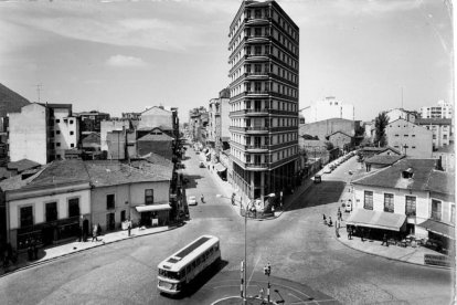 Postal de la plaza Lazúrtegui de Ponferrada a principios de los años 60, recién construido el edificio Uría, 'la esquina más alta de la Ciudad del Dólar'.