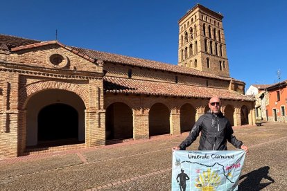 El corredor solidario Abel de Frutos pasó hoy por León, en la quinta etapa de su reto solidario titánico por el Camino de Santiago.