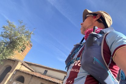 El corredor solidario Abel de Frutos pasó hoy por León, en la quinta etapa de su reto solidario titánico por el Camino de Santiago.