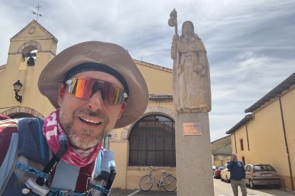 El corredor solidario Abel de Frutos en su paso por Mansilla de las Mulas.