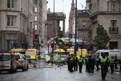<p>Vista general este lunes, 26 de mayo, de las escena de un atropello múltiple en la ciudad de Liverpool (Inglaterra), luego de que un vehículo colisionara contra decenas de aficionados del club de fútbol más popular de esta ciudad, que celebraban el título de la Premier League del balompié local. EFE/Adam Vaugha</p>