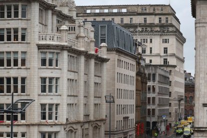 <p>Vista general este lunes, 26 de mayo, de las escena de un atropello múltiple en la ciudad de Liverpool (Inglaterra), luego de que un vehículo colisionara contra decenas de aficionados del club de fútbol más popular de esta ciudad, que celebraban el título de la Premier League del balompié local. EFE/Adam Vaugha</p>