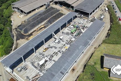 <p>Tres personas han fallecido y otras tres han resultado heridas de diversa consideración al colapsar este jueves la techumbre de una nave ganadera ubicada en el concejo asturiano de Coaña, han informado el Servicio de Emergencias del Principado de Asturias (SEPA) y la Guardia Civil.-EFE/Unidad de Drones del SEPA***SOLO USO EDITORIAL/SOLO DISPONIBLE PARA ILUSTRAR LA NOTICIA QUE ACOMPAÑA (CRÉDITO 