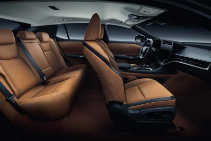 El depurado estilismo exterior también lo traslada Lexus al sugestivo habitáculo del actualizado RZ: sólo con pequeños movimientos de las manos y los ojos puede accederse a todas las funciones del coche, mientras la tapicería de cuero sintético ‘Tahara’ propicia un confortable ambiente.