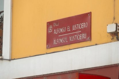 Placa de la calle Alfonso el Justiciero, en castellano y llionés.