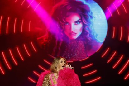 La cantante Melody durante su actuación hoy sábado en el recinto ferial de Antequera, incluida en la Feria de Primavera que se celebra en la localidad malagueña. EFE / Jorge Zapata.