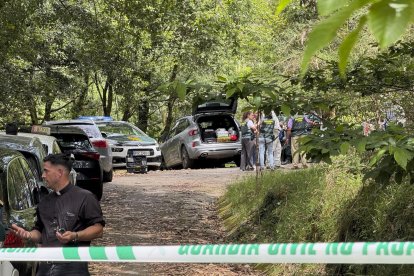 La Guardia Civil investiga el hallazgo de dos cadáveres dentro de un coche calcinado en el municipio pontevedrés de Campo Lameiro. El vehículo, que fue encontrado por unos senderistas, apareció en una zona apartada del lugar de Caneda, según ha confirmado el subdelegado del Gobierno en Pontevedra, Abel Losada. EFE/ Sxenick