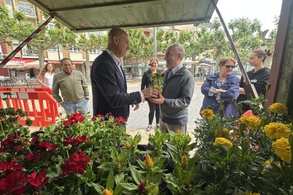 Reparto de flores por el Día del Medioambiente 2025.