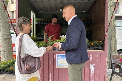 Reparto de flores por el Día del Medioambiente 2025.