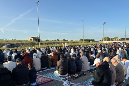 La oración se realiza al amanecer, sobre las siete de la mañana.
