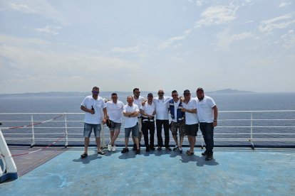 Los moteros en el barco rumbo a la aventura
