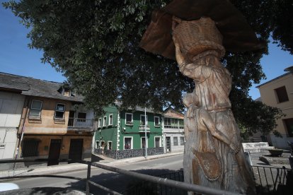 La vivienda del número 61 de la calle Real donde ocurrió el tiroteo, con su balcón de madera, y enfrente, la talla de 'La Campesina'