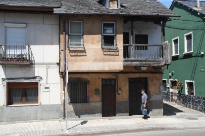 La vivienda del número 61 de la calle Real donde ocurrió el tiroteo, con su balcón de madera, y a lado del número 59, en venta.