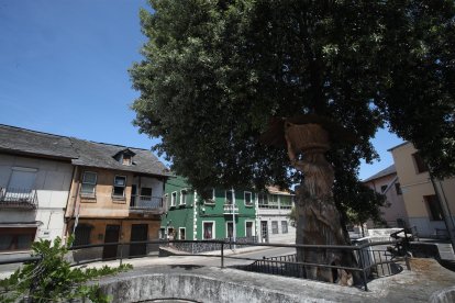 La vivienda del número 61 de la calle Real donde ocurrió el tiroteo, con su balcón de madera, y enfrente, la talla de 'La Campesina'