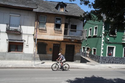 La vivienda del número 61 de la calle Real donde ocurrió el tiroteo, con su balcón de madera, y a lado del número 59, en venta.