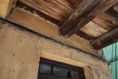 Marcas de disparos en la fachada, bajo el balcón.