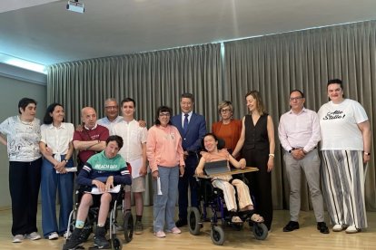 Representantes de las asociaciones con personas afectadas en el encuentro en León.