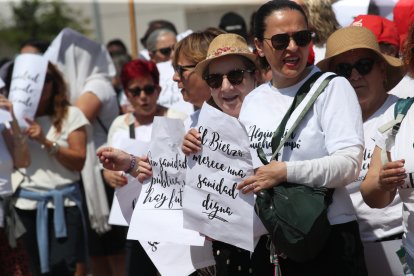 Marea blanca para pedir una Sanidad digna en el Bierzo.