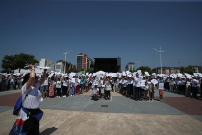 Manifestantes formaron la frase 'Por mi', en La Rosaleda.