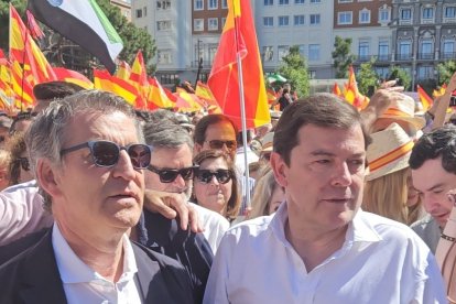 El presidente del PPCyL encabeza la representación de Castilla y León en la concentración del Partido Popular contra el Gobierno de Pedro Sánchez.