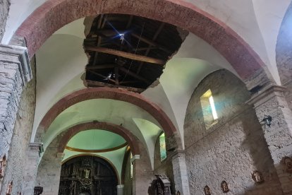 El desplome ha afectado a una sección de 30 metros en el falso techo de la iglesia.