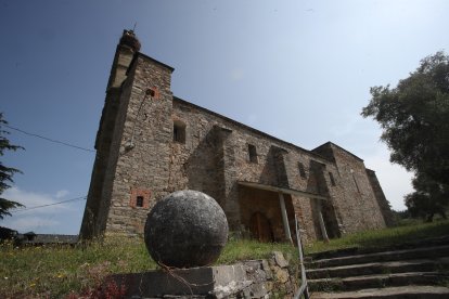 La iglesia de San María de la Asunción está en lo alto de un otero en Arganza.
