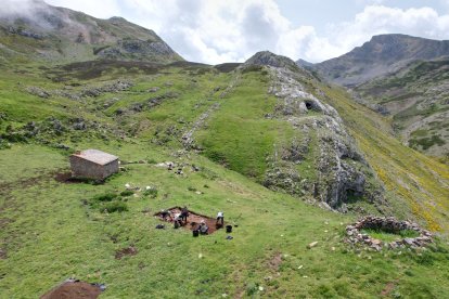 Excavación y estudios en las majadas de Cabanas y Covalenchu.