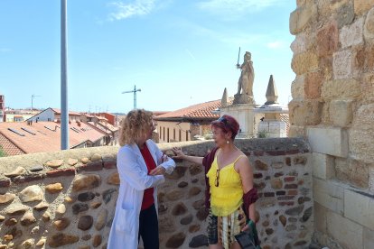 Eva Merino, directora del Archivo Histórico Provincial de León, charla con la periodista leonesa Pilar Aller.