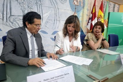Cosamalón y Nuria González firman el acuerdo de cesión