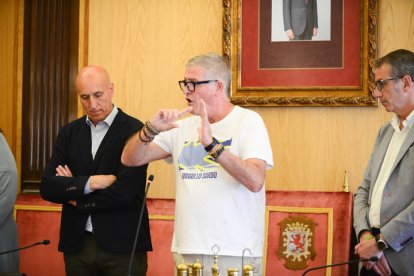 El presidente de la asociación Luis Becker se dirige al público para leer el manifiesto.