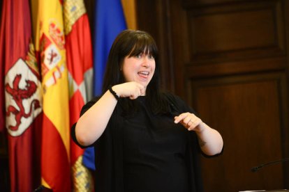Bárbara Tejerina, técnica de la asociación interpreta el acto.