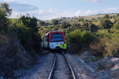 El tren Feve descarrillado en el municipio de La Ercina.