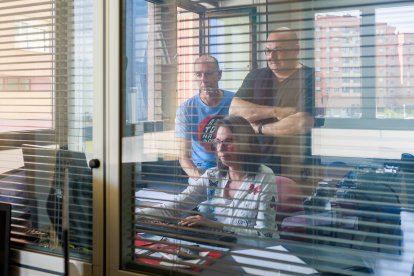 Raúl Núñez, Daniel Diez y Almudena López en la oficina.