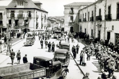 Entrada de las tropas del comandante Manso en la plaza del Ayuntamiento de Ponferrada, el 21 de julio de 1936