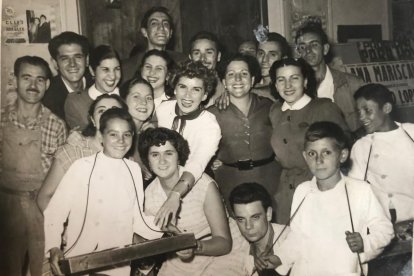 La actriz y directora de cine Ana Mariscal, en el cine Morán con trabajadores de la sala y del Teatro Edesa.