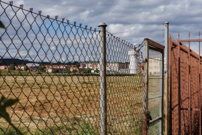 Detalle de una barrera entre la capital y uno de los pueblos del alfoz