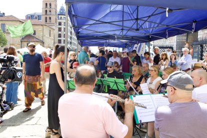 Actuaciónd de la Escuela de Folk de Valverde de la Virgen