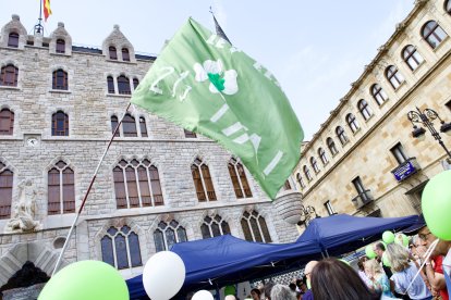 Globos verdes y blancos al aire