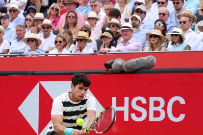 El español Carlos Alcaraz en la final de Queen's ante el checo Jiri Lehecka.  EFE/EPA/ANDY RAIN