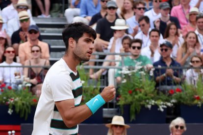 El español Carlos Alcaraz en la final de Queen's ante el checo Jiri Lehecka.  EFE/EPA/ANDY RAIN