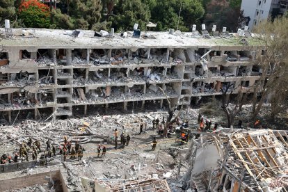 Daños causados por un ataque con misiles iraníes en Ness Ziona, en el sur de Tel Aviv, Israel, el 22 de junio de 2025. EFE/EPA/ATEF SAFADI