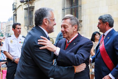 León celebra la tradicional misa de San Juan en la capilla del Cristo de la Victoria.