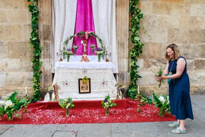 León celebra la tradicional misa de San Juan en la capilla del Cristo de la Victoria.
