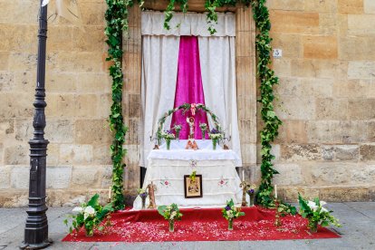 León celebra la tradicional misa de San Juan en la capilla del Cristo de la Victoria.
