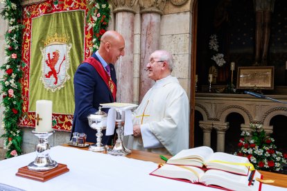 León celebra la tradicional misa de San Juan en la capilla del Cristo de la Victoria.