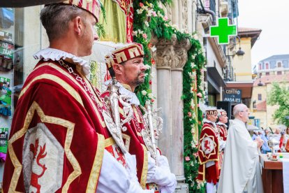 León celebra la tradicional misa de San Juan en la capilla del Cristo de la Victoria.