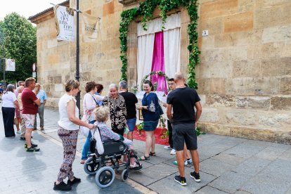 León celebra la tradicional misa de San Juan en la capilla del Cristo de la Victoria.