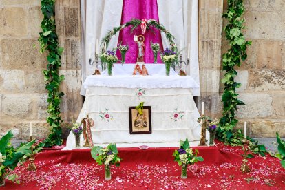 León celebra la tradicional misa de San Juan en la capilla del Cristo de la Victoria.